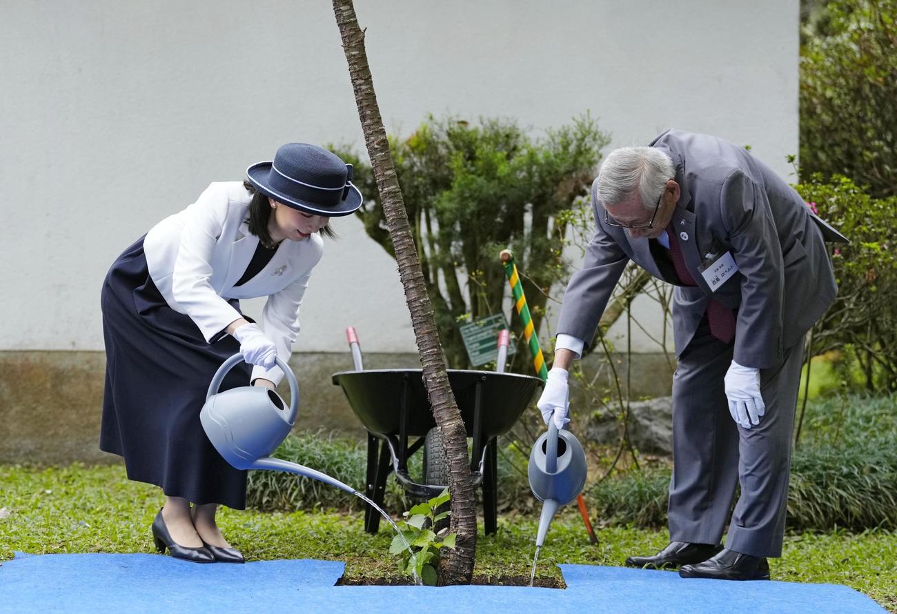 「日本館」で植樹をされる秋篠宮家の次女佳子さま（共同）