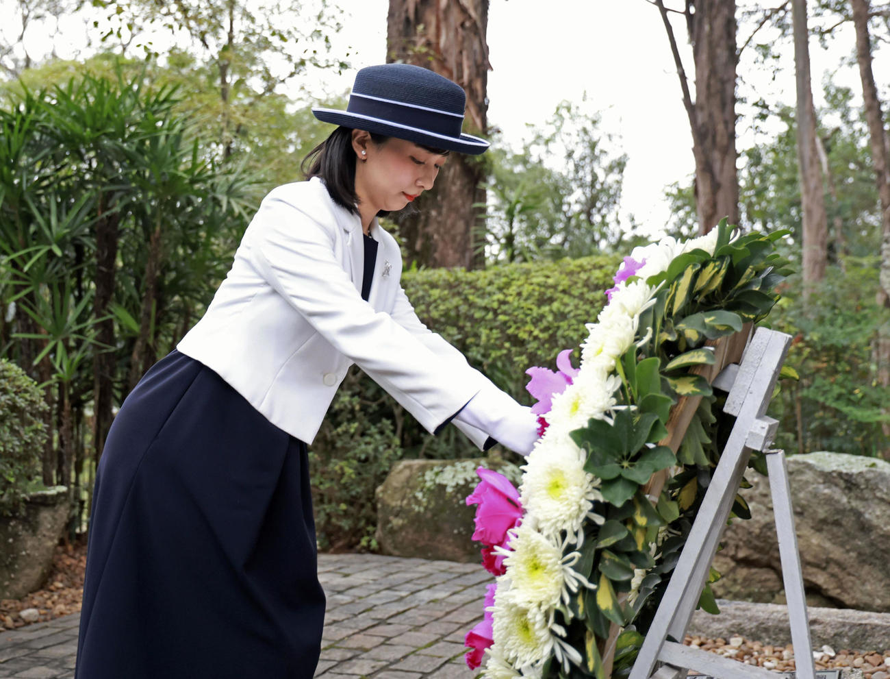 「開拓先没者慰霊碑」に供花される秋篠宮家の次女佳子さま（代表撮影・共同）