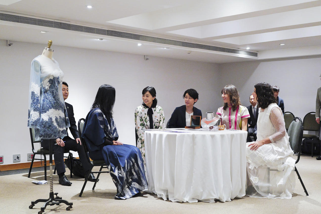 日系人アーティストと歓談される秋篠宮家の次女佳子さま＝7日、ブラジル・サンパウロ（共同）