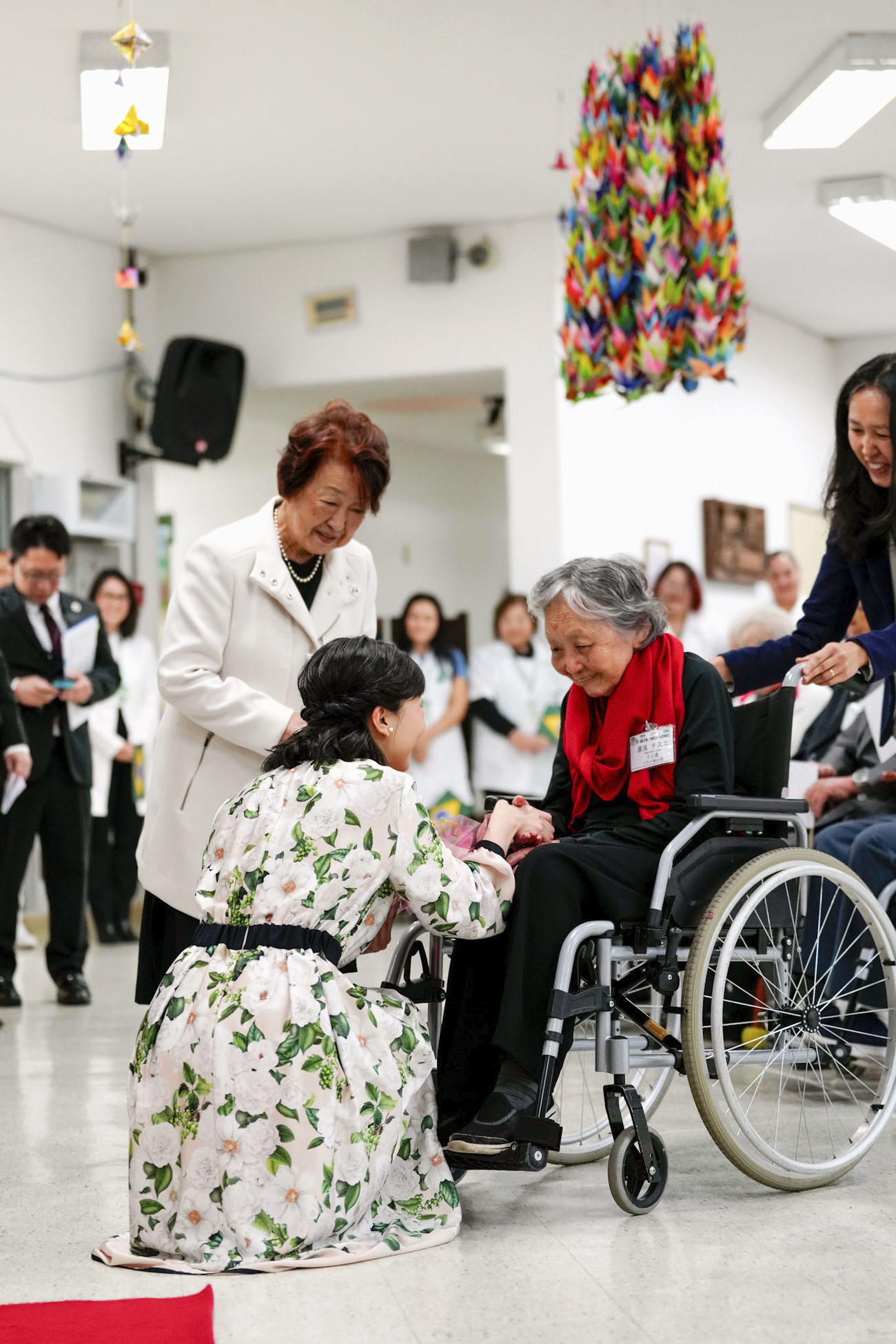 日系老人ホーム「憩の園」を訪問され、入居者の湯浅千鶴さん（右）と言葉を交わされる秋篠宮家の次女佳子さま＝7日、ブラジル・サンパウロ近郊（共同）