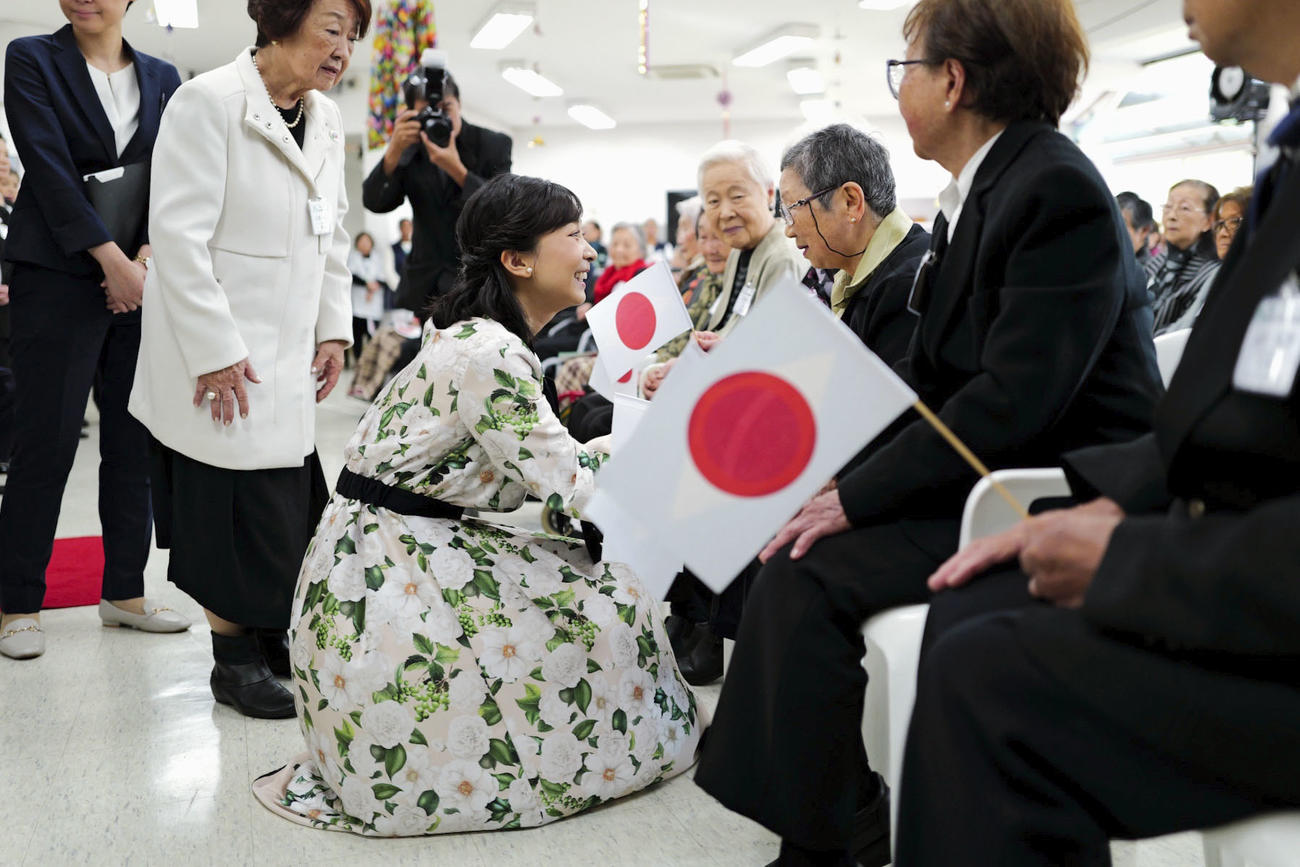 日系老人ホーム「憩の園」を訪問され、入居者の日系人と言葉を交わされる秋篠宮家の次女佳子さま＝7日、ブラジル・サンパウロ近郊（共同）