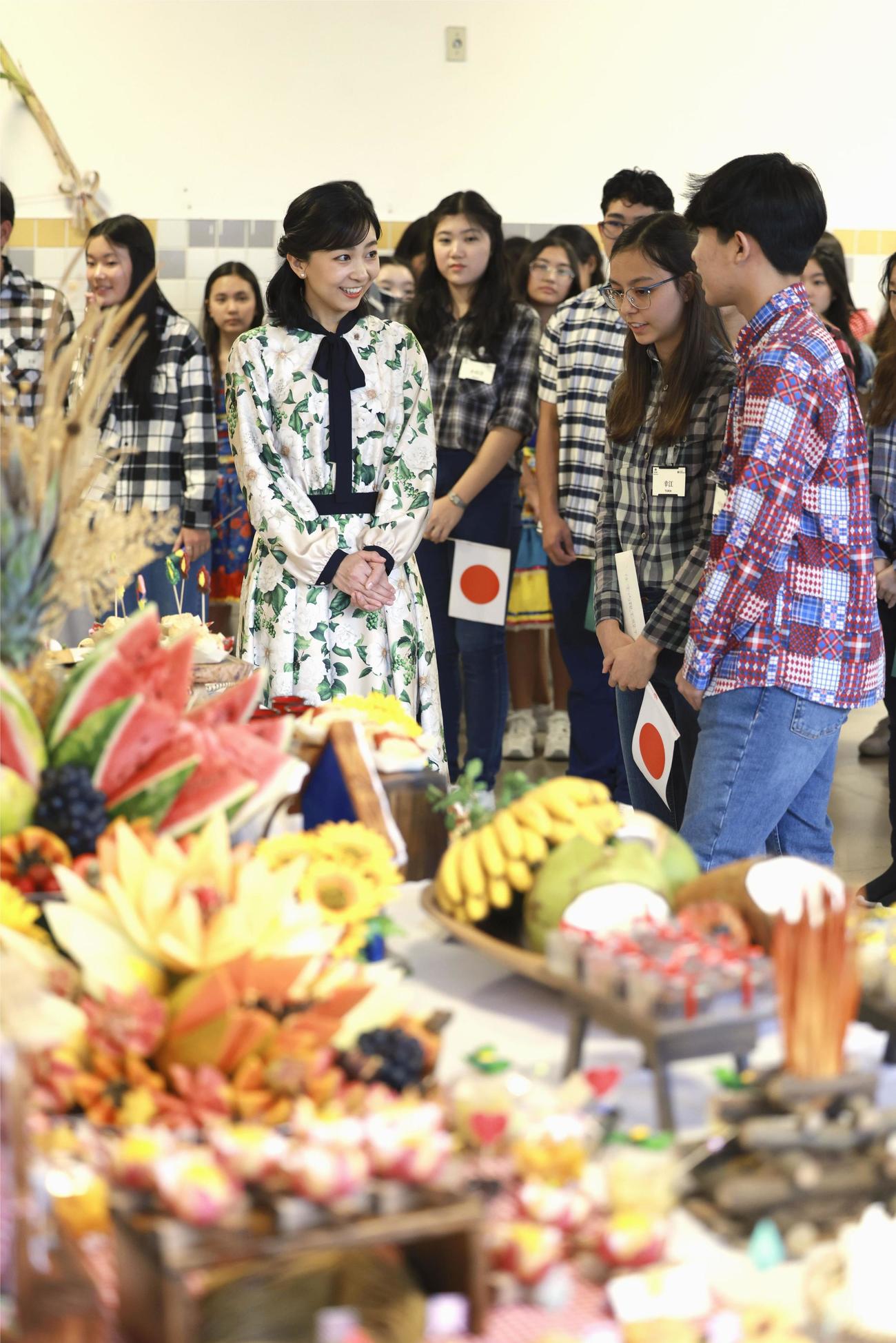 「松柏・大志万学園」を訪問し、伝統的なお菓子の説明を聞かれる秋篠宮家次女の佳子さま＝7日、ブラジル・サンパウロ（代表撮影・共同）