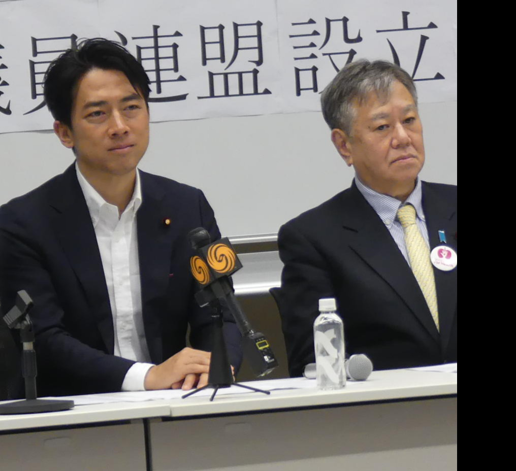 「UFO議連」設立総会に出席した左から小泉進次郎氏、原口一博氏（2024年6月撮影）
