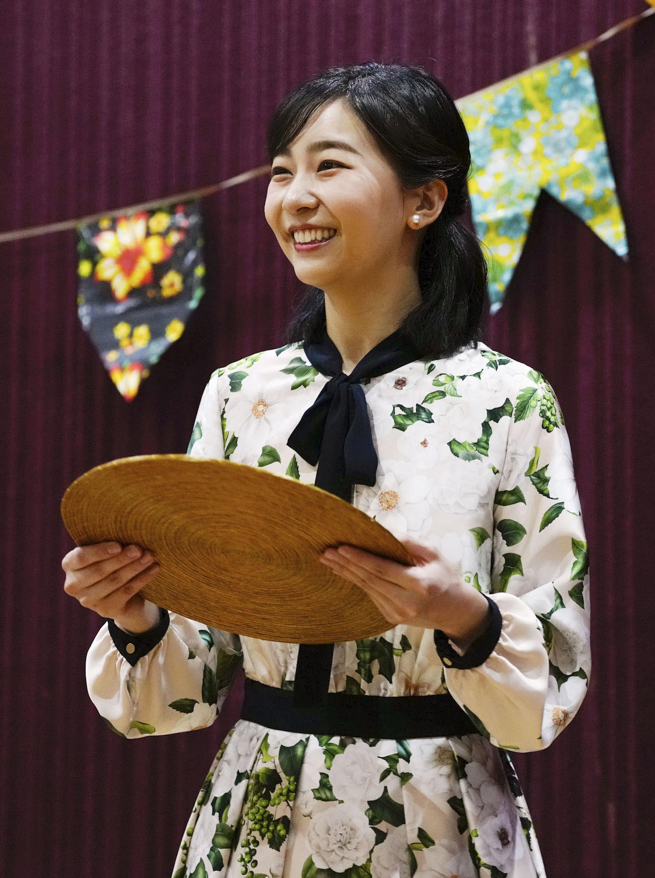 「松柏・大志万学園」を訪問され、歓迎行事で記念品を受け取られた秋篠宮家の次女佳子さま＝7日、ブラジル・サンパウロ（共同）