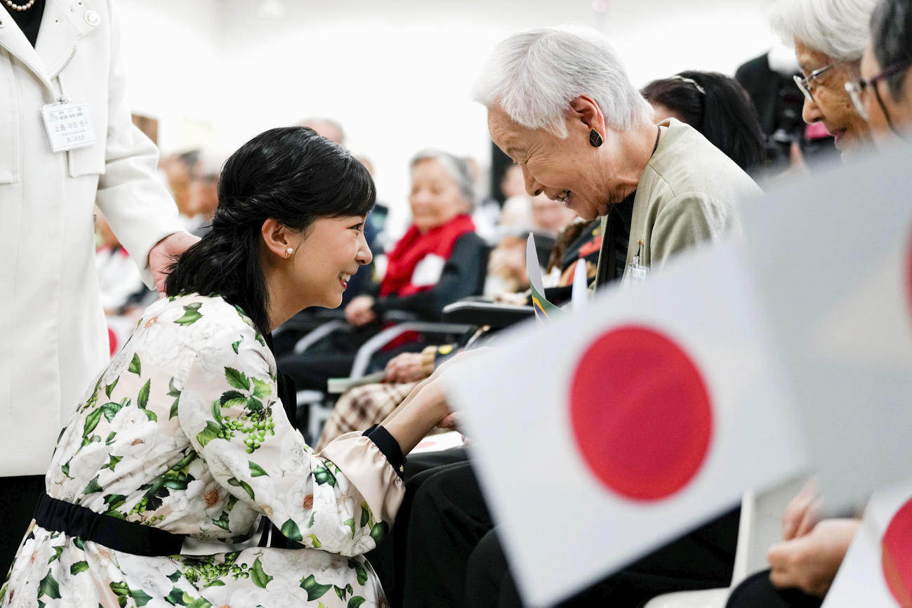 日系老人ホーム「憩の園」を訪問され、入居者の日系人と交流される秋篠宮家の次女佳子さま（共同）