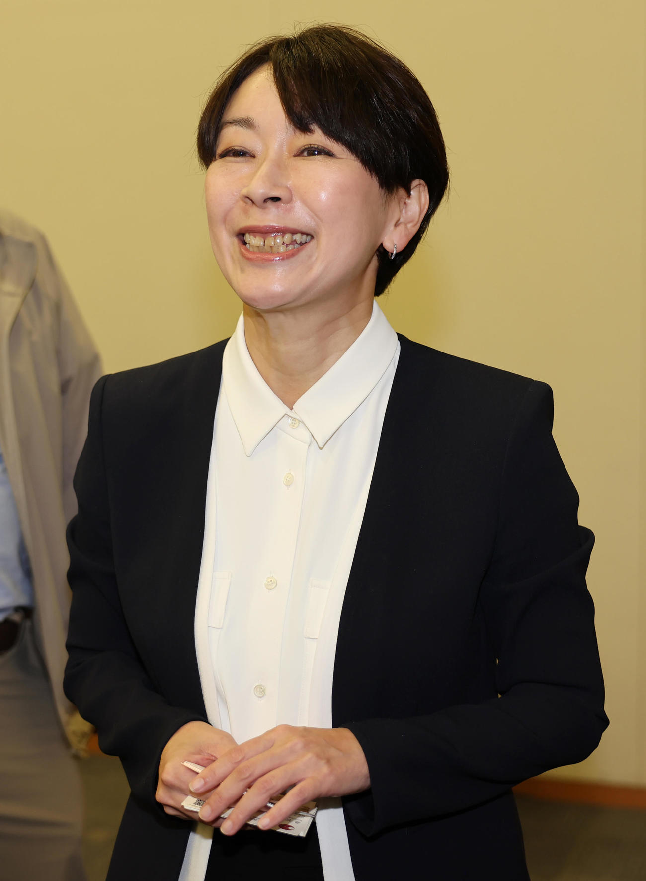参院選への出馬会見を終え、報道陣と談笑する山尾志桜里氏（撮影・野上伸悟）