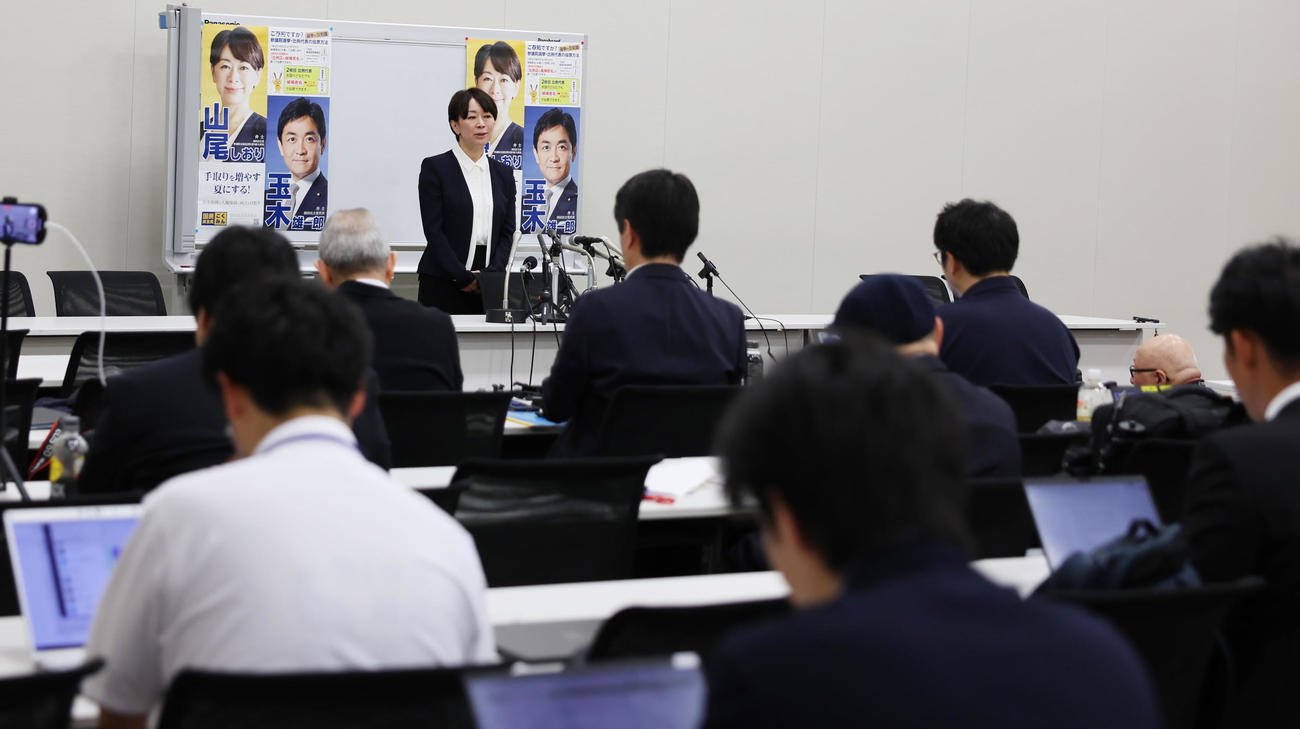 10日、国民民主党からの参院選出馬会見を行う山尾志桜里氏