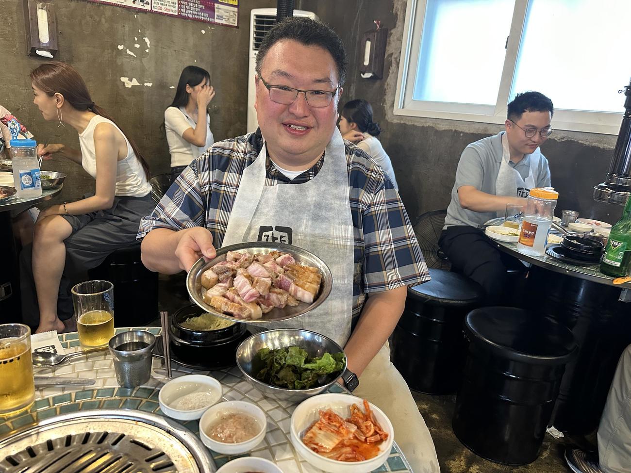 韓国グルメを楽しむ鳥海高太朗氏