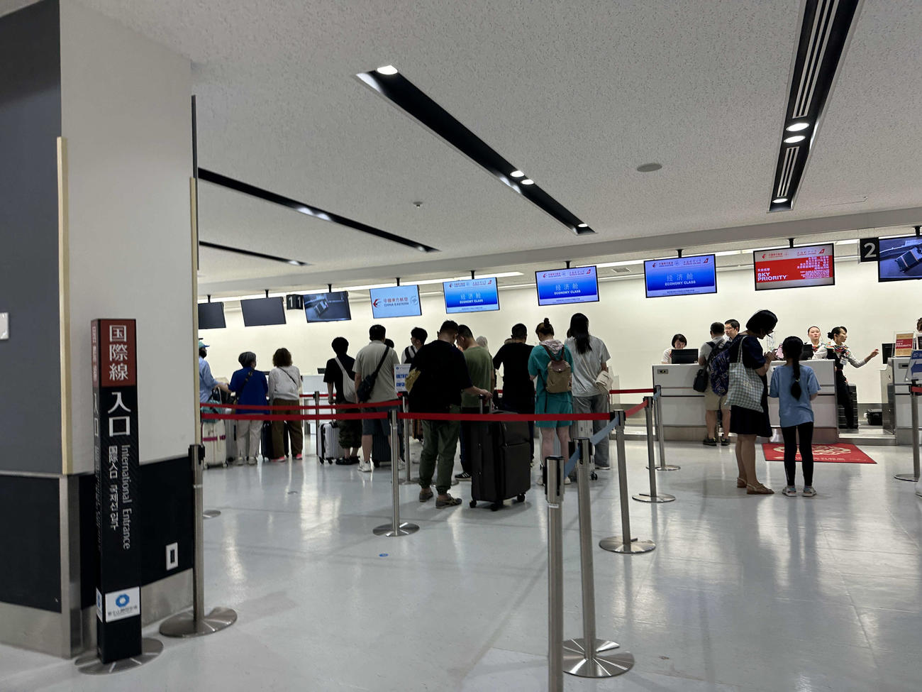 富士山静岡空港の国際線チェックインカウンター