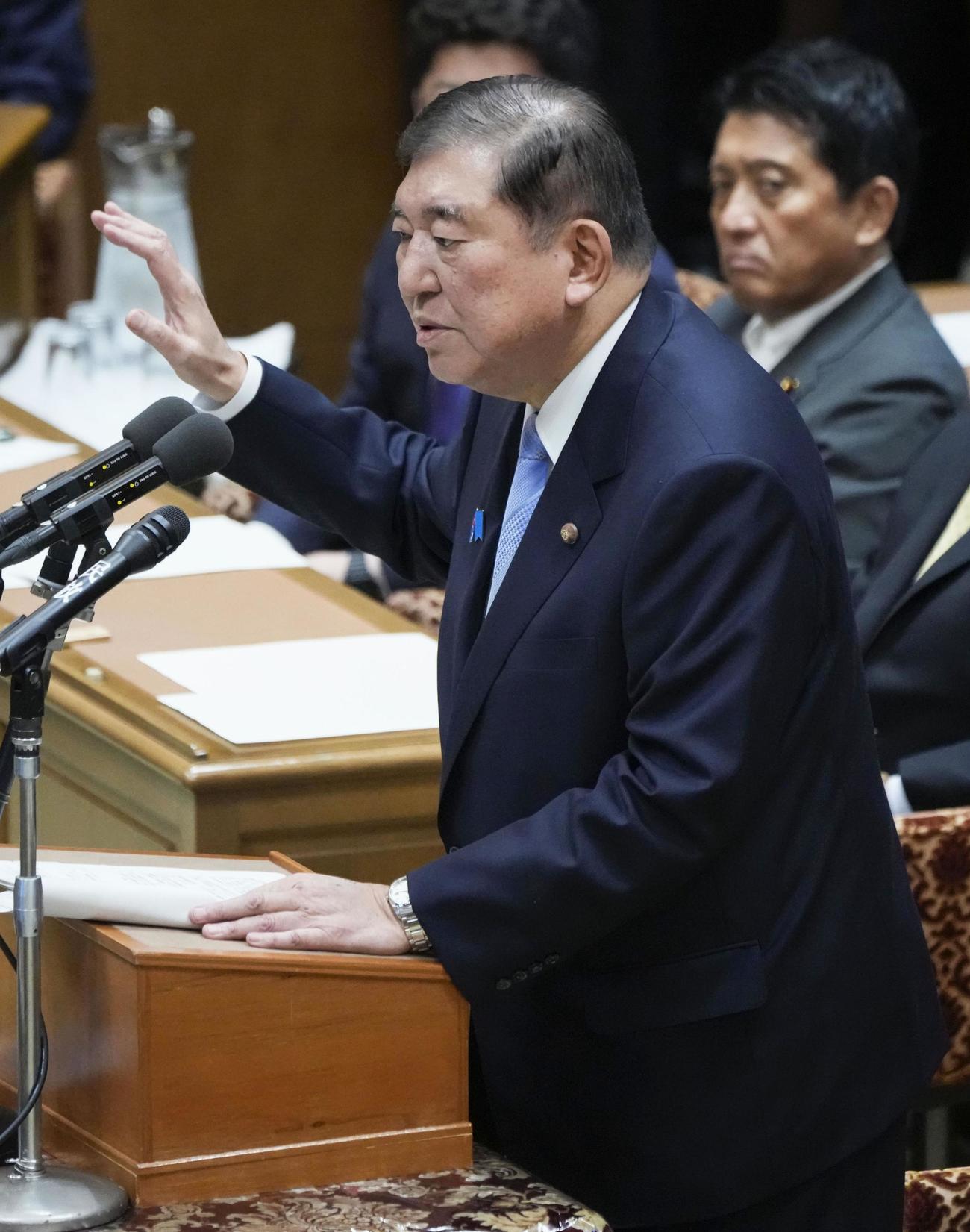 党首討論で答弁する石破首相（共同）