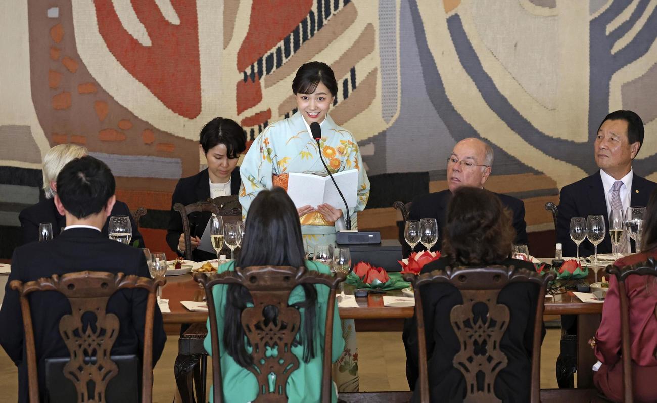 日本とブラジルの外交関係樹立130周年記念式典後の昼食会であいさつされる秋篠宮家の次女佳子さま（代表撮影・共同）