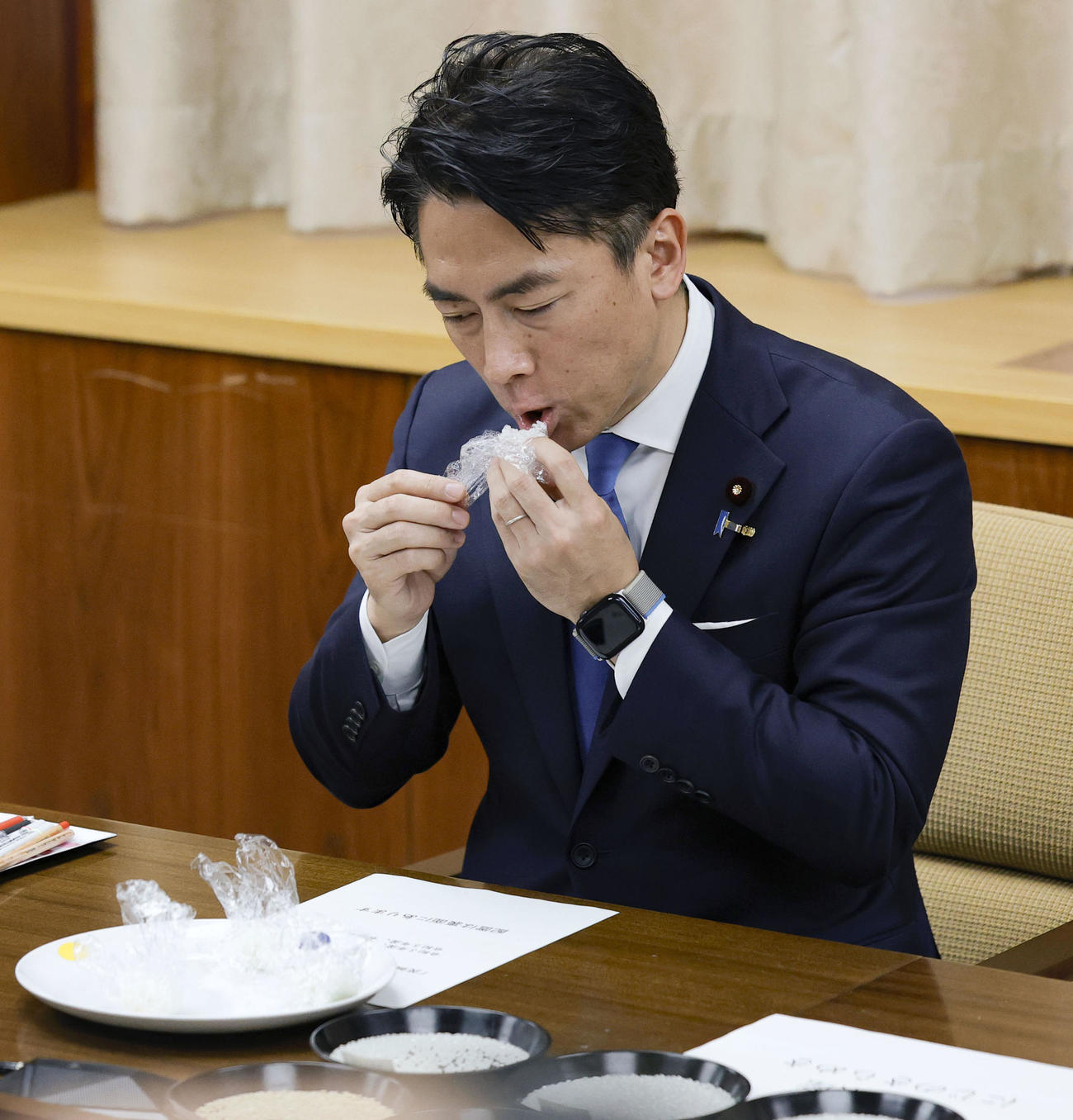 備蓄米の試食会に参加した小泉進次郎農相（共同、25年5月29日撮影）