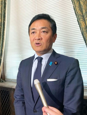 山尾志桜里氏の公認見送りを巡り、記者団に説明する国民民主党の玉木代表（共同）
