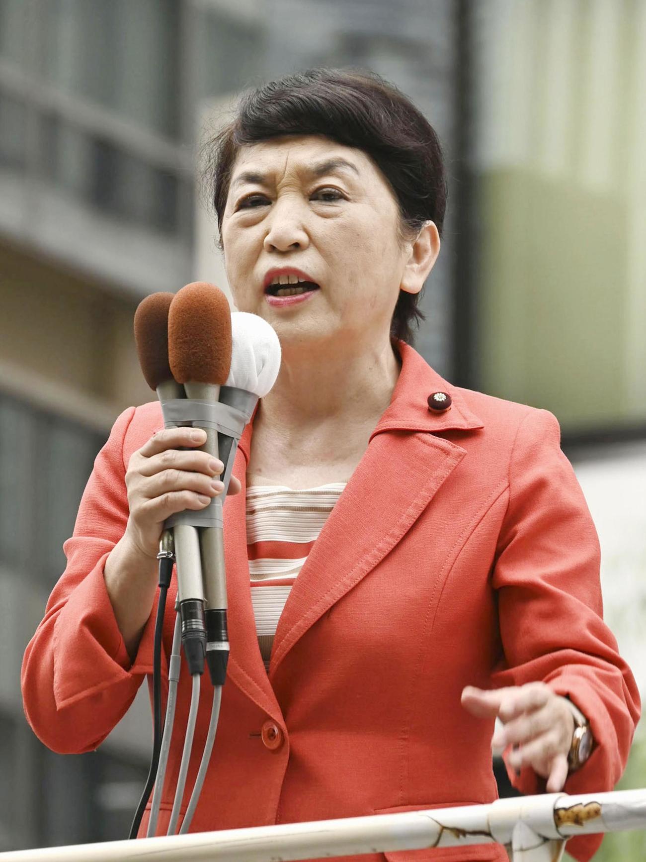 東京都議選が告示され、第一声を上げる社民党の福島瑞穂党首（共同）