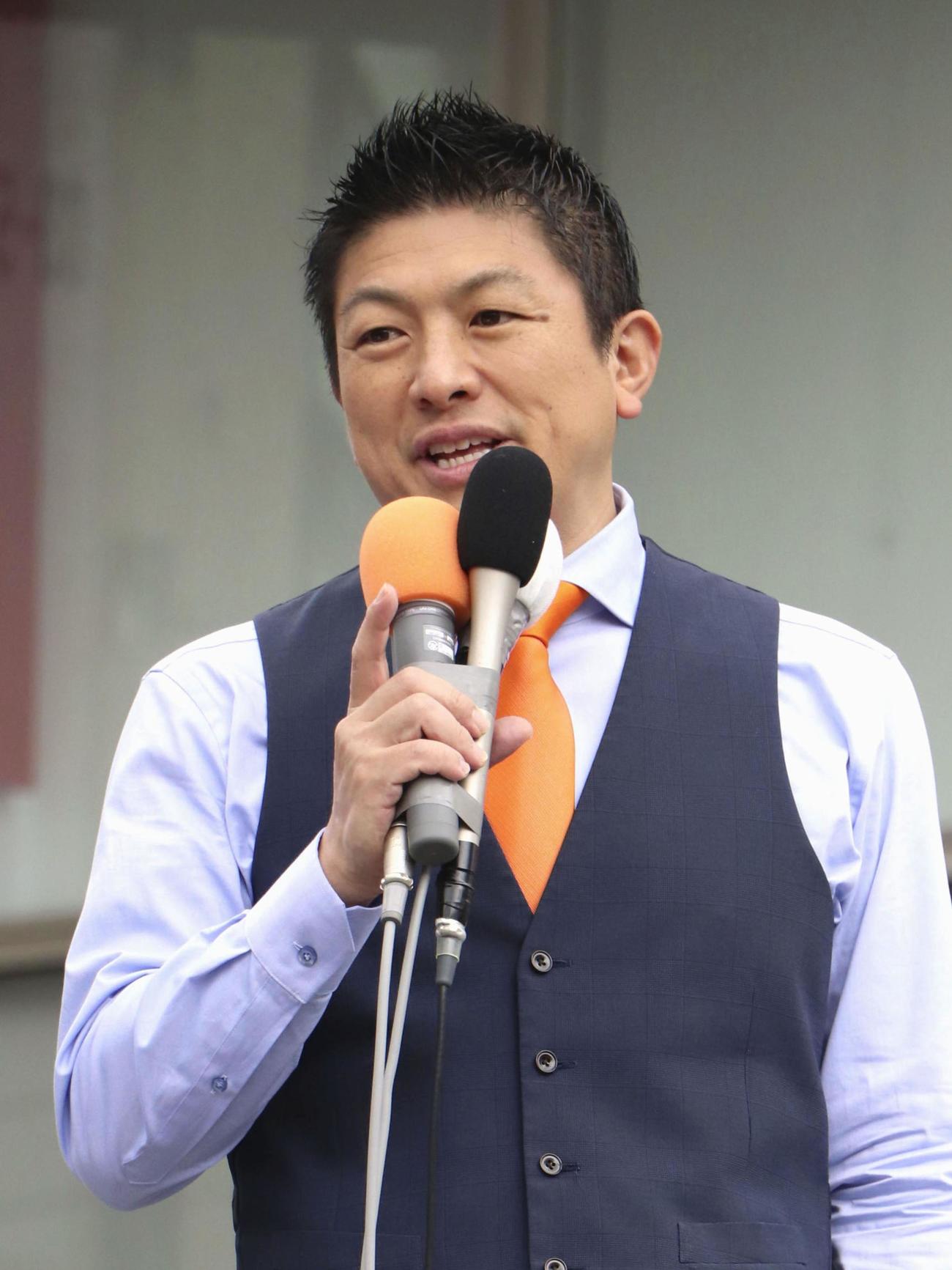 東京都議選が告示され、第一声を上げる参政党の神谷宗幣代表（共同）