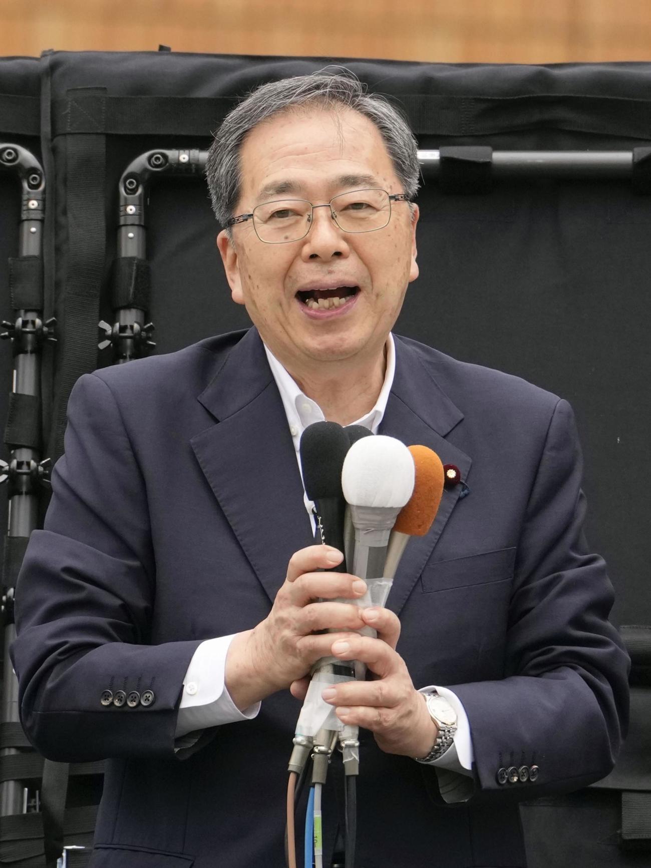 東京都議選が告示され、第一声を上げる公明党の斉藤鉄夫代表（共同）