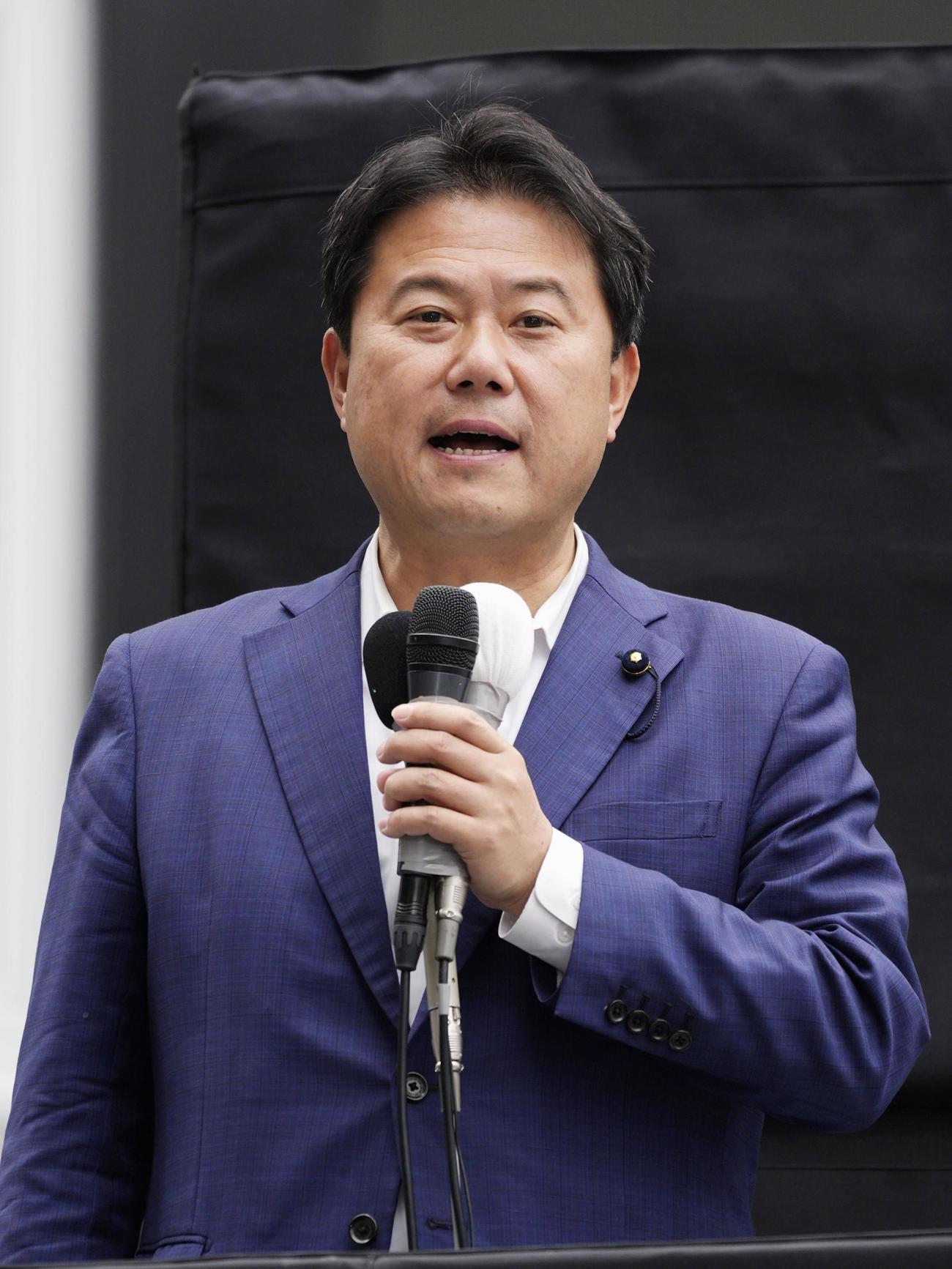 東京都議選が告示され、第一声を上げる都民ファーストの会の森村隆行代表（共同）
