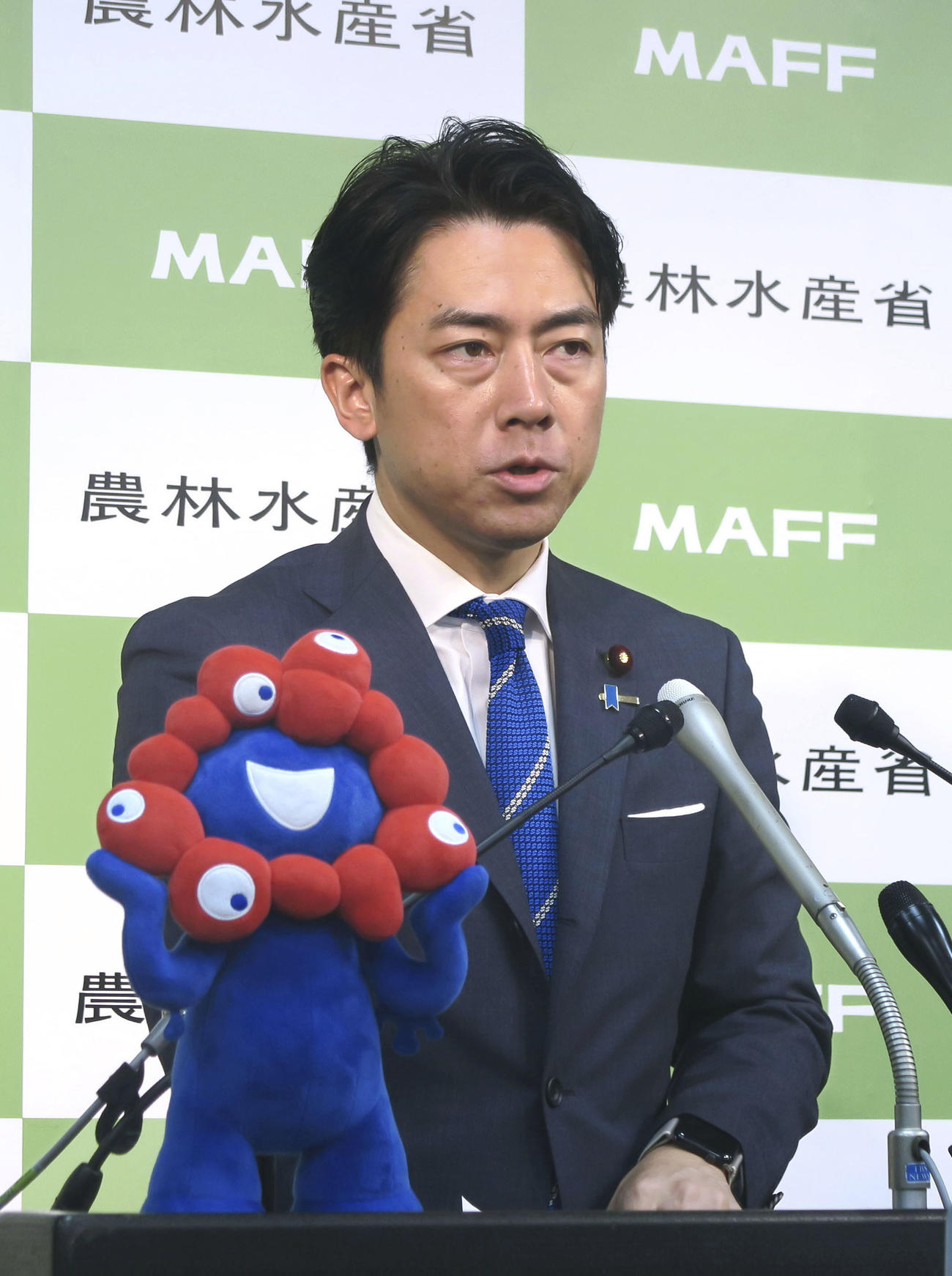 閣議後に記者会見する小泉農相＝13日午前、農水省（共同）