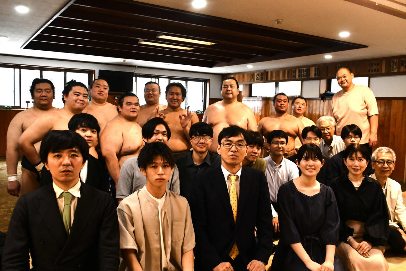 湊部屋の稽古を見学した囲碁の藤澤一就八段一門の棋士たち