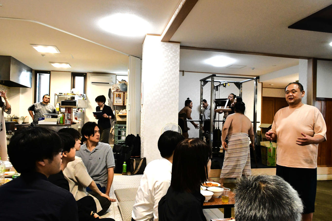 同じ勝負の世界に生きる身として囲碁の若手棋士たちに相撲界の話をする湊親方（右）