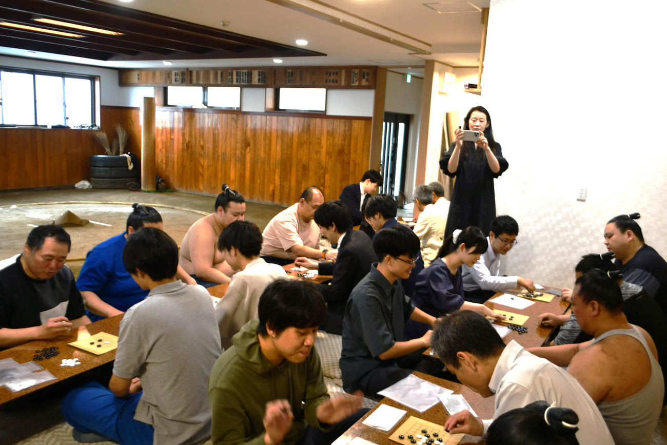 これも「碁縁」。藤澤一就八段一門の棋士が稽古を見学した後は湊部屋の力士たちとの指導碁で交流