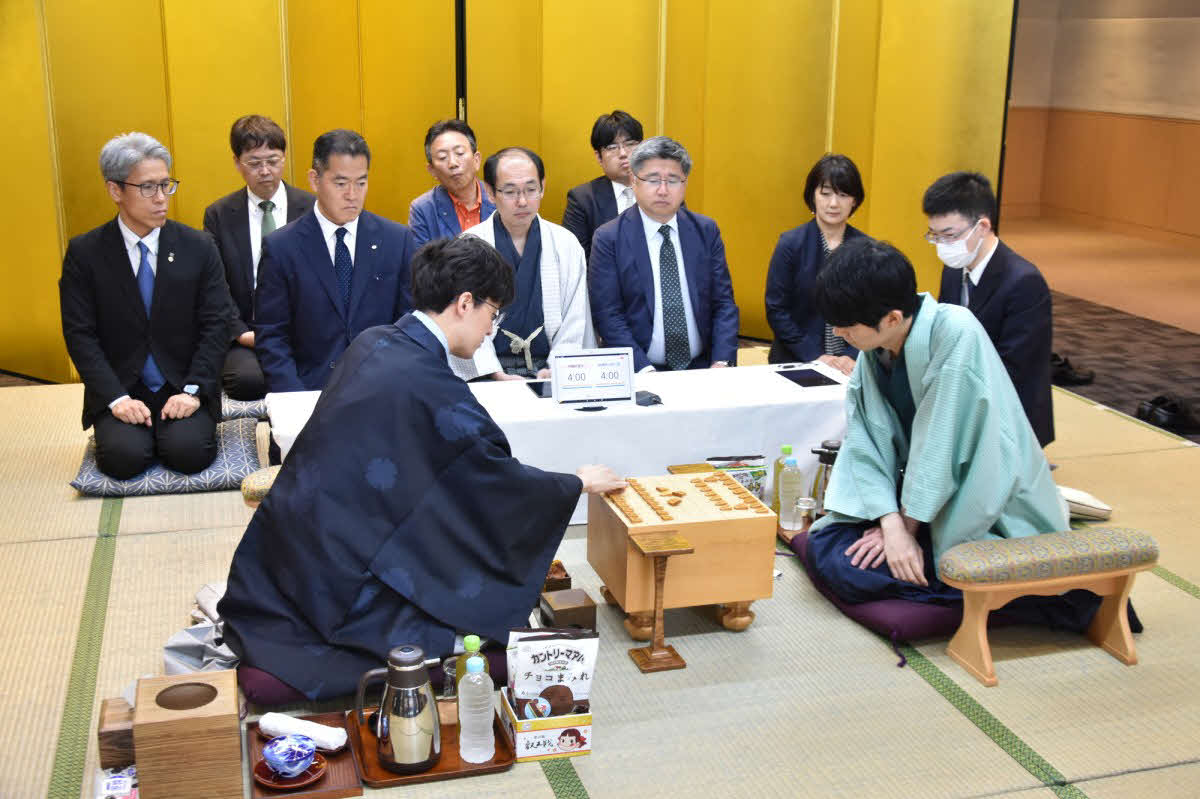 伊藤匠叡王（左）が初防衛を目指す叡王戦第5局は挑戦者斎藤慎太郎八段（右）の先手で対局開始（日本将棋連盟提供）