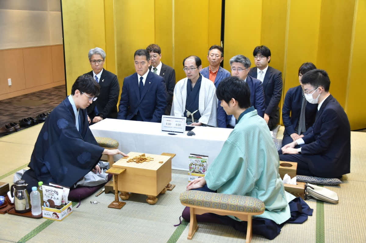 叡王戦第5局で対局する伊藤匠叡王（左）と挑戦者斎藤慎太郎八段（日本将棋連盟提供）