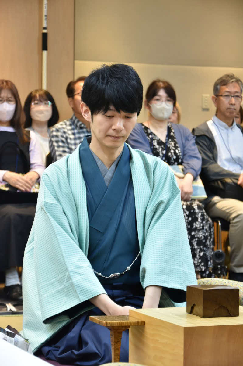 2018年（平30）の王座以来7年ぶりのタイトル獲得を目指す挑戦者の斎藤慎太郎八段（日本将棋連盟提供）