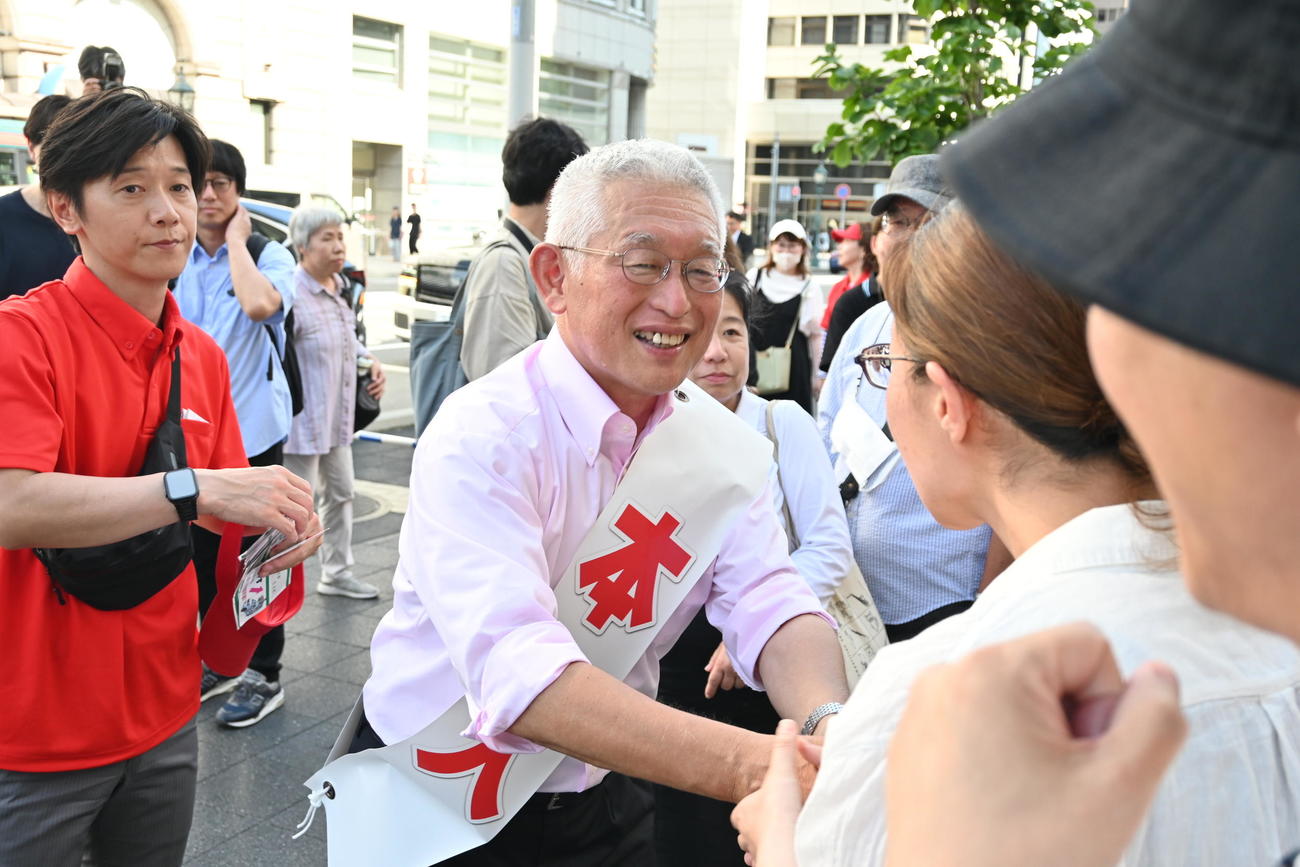 神戸市内で街頭演説後、聴衆と握手する泉房穂氏（撮影・松浦隆司）