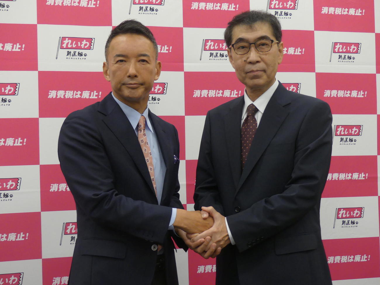 がっちり握手をかわすれいわ新選組の山本太郎代表（左）と、参院選東京選挙区への立候補を表明した山本ジョージ氏（撮影・中山知子）