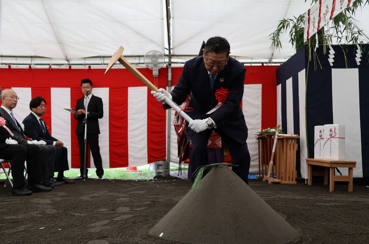 軽井沢プリンスホテルのイーストエリアで行われた起工式でくわ入れを行った西武ホールディングスの後藤高志会長