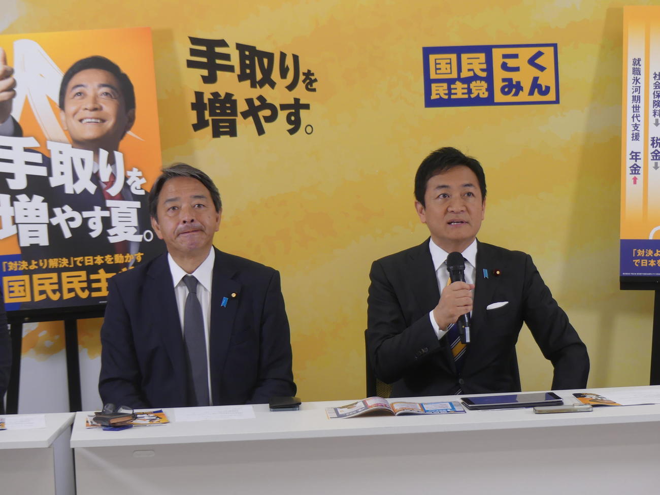参院選公約発表会見に臨む国民民主党の玉木雄一郎代表。左は榛葉賀津也幹事長（撮影・中山知子）