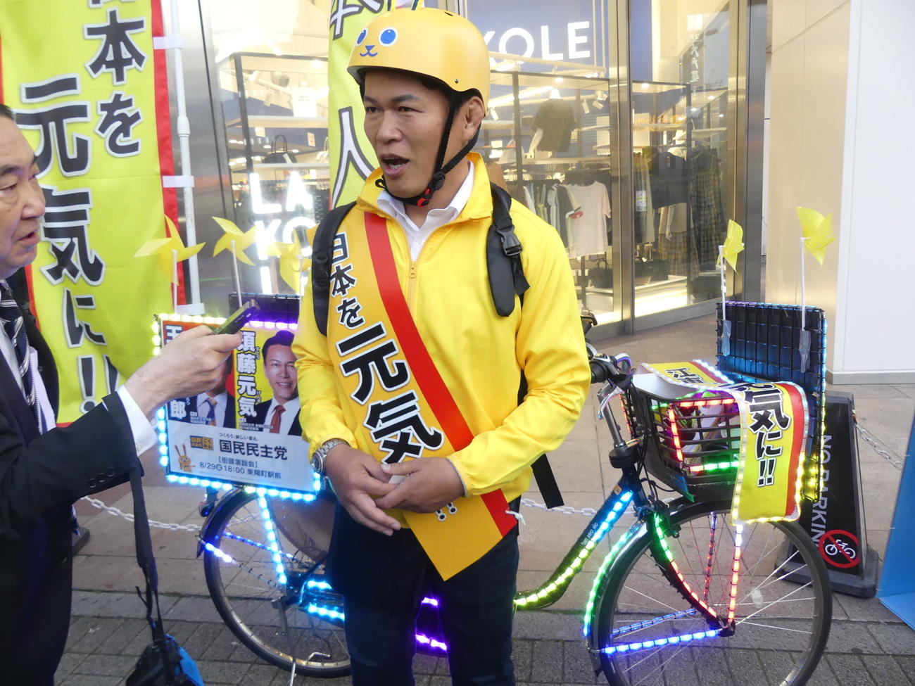 東京都内で報道陣の取材に応じる須藤元気元参院議員（2025年5月28日撮影）