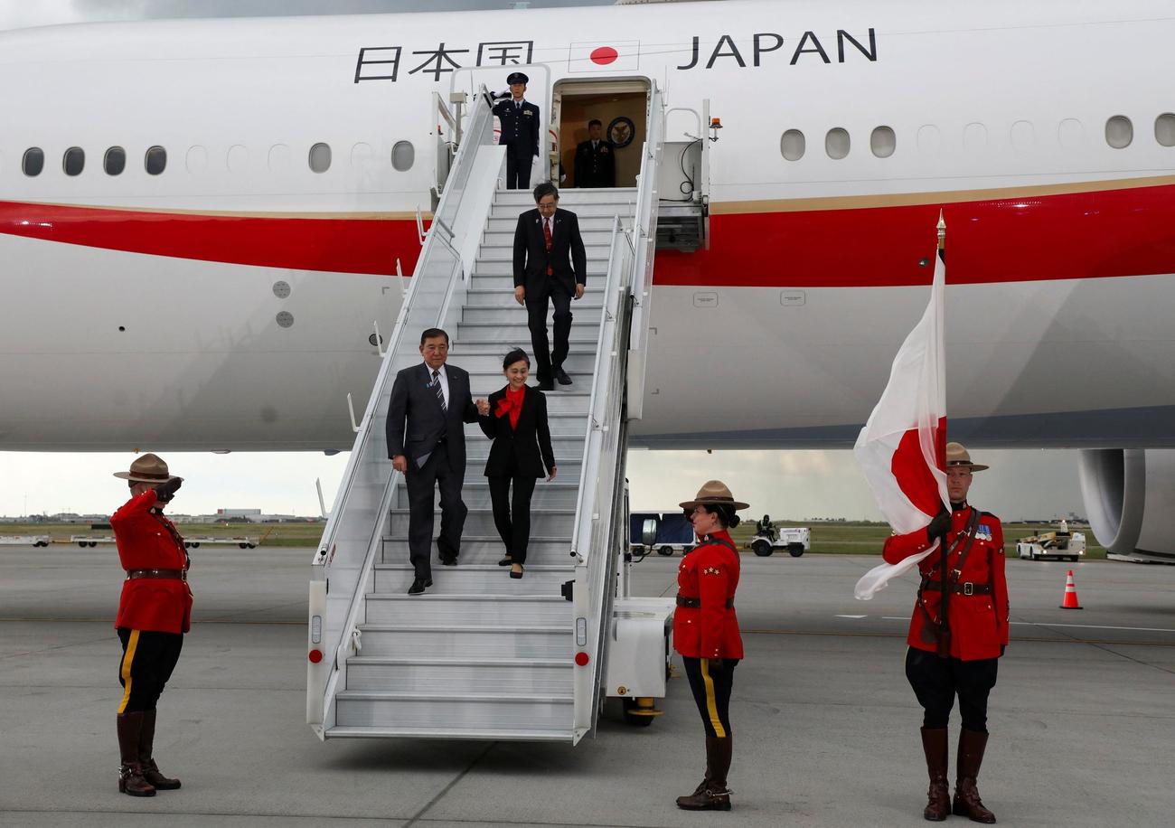 カナダに到着した石破首相と佳子夫人（ロイター）