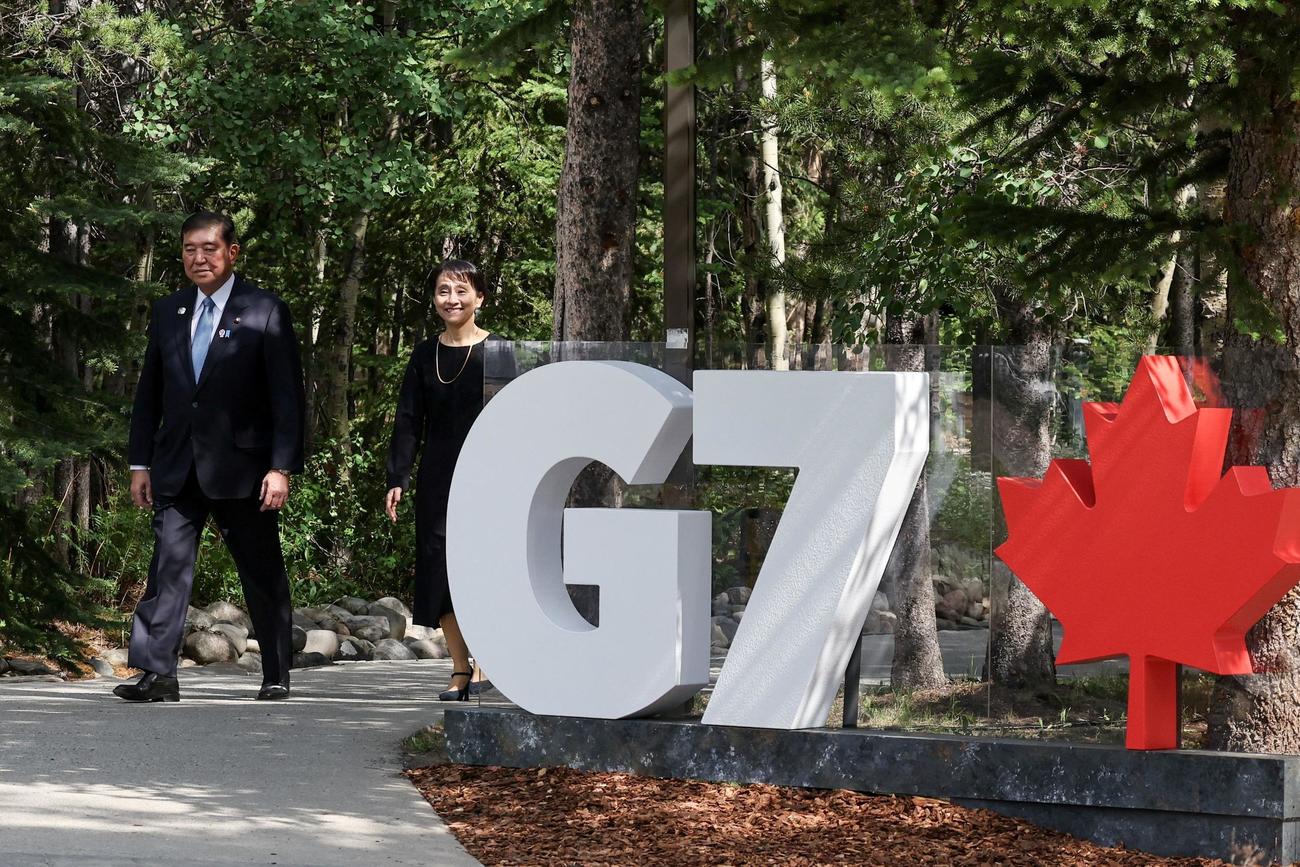 G7サミット会場に到着した石破首相と佳子夫人（ロイター）