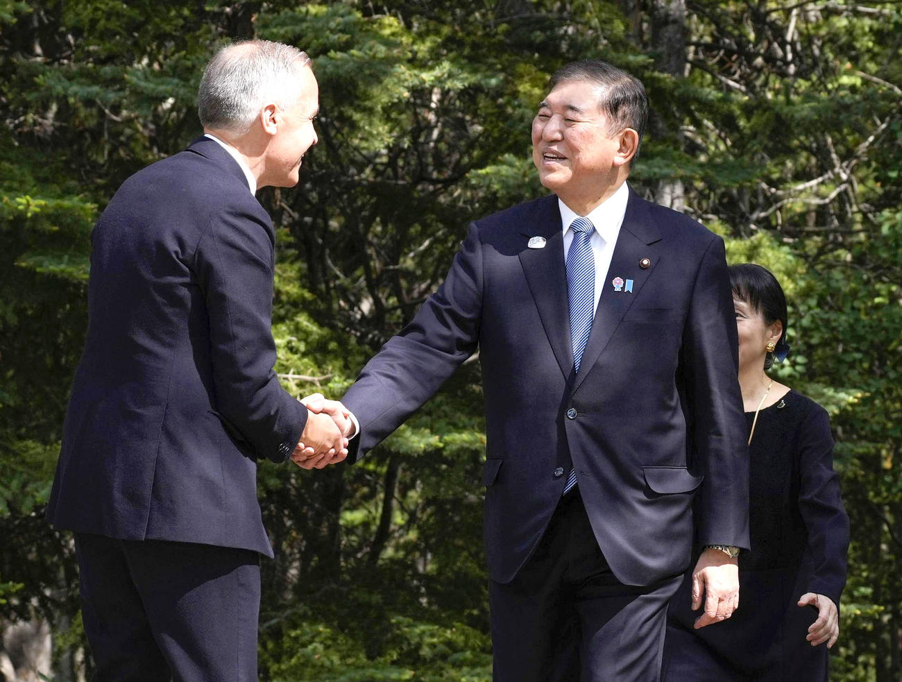 G7サミット会場のカナダ西部カナナスキスで、カナダのカーニー首相（左）の出迎えを受ける石破首相（共同）