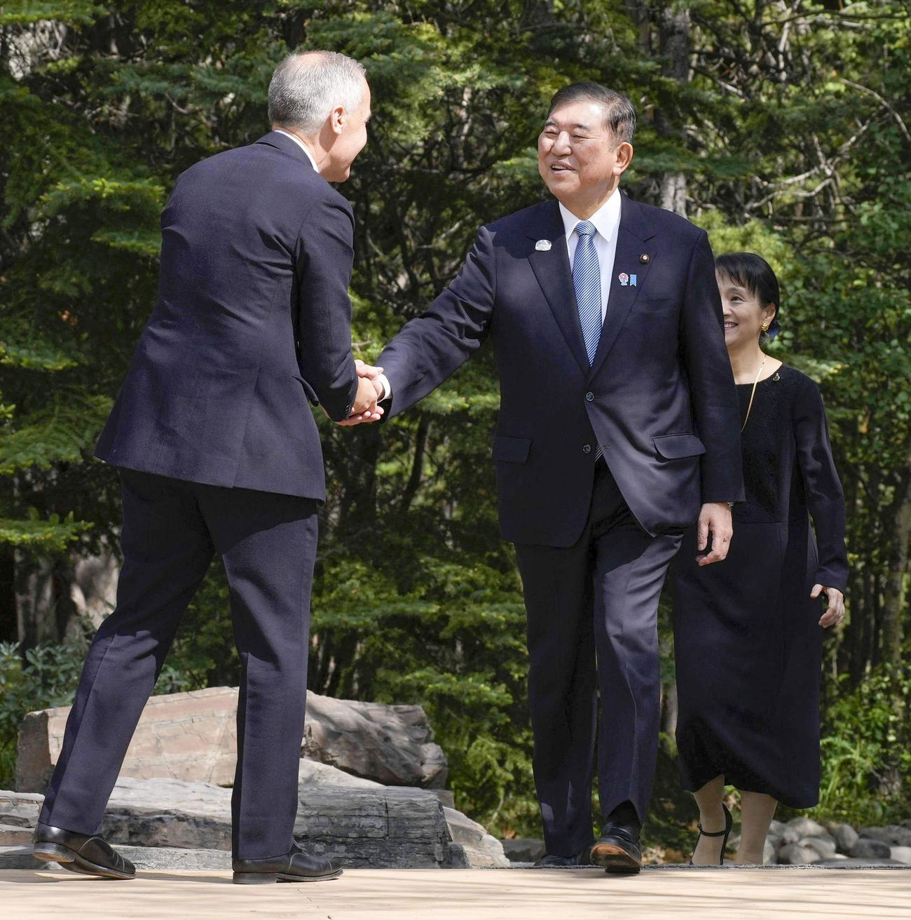 G7サミット会場のカナダ西部カナナスキスで、カナダのカーニー首相（左）の出迎えを受ける石破首相（共同）