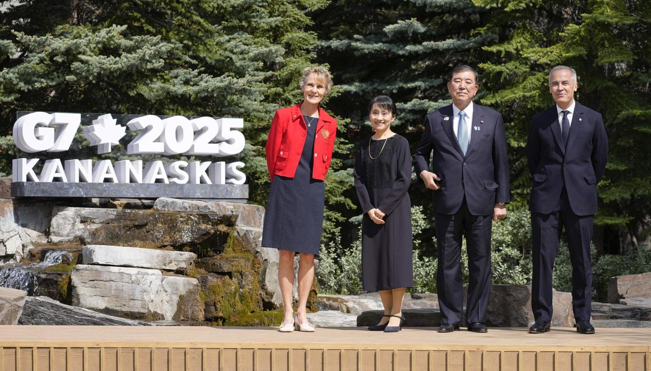 G7サミット会場のカナダ西部カナナスキスで、カナダのカーニー首相（右端）の出迎えを受け記念写真に納まる石破首相（右から2人目）（共同）