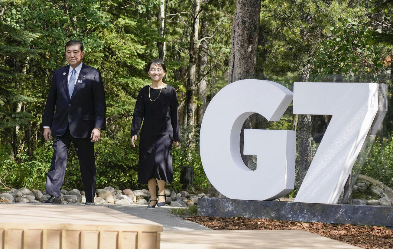 G7サミット会場のカナダ西部カナナスキスで、歓迎セレモニーに向かう石破首相。右は妻の佳子さん（共同）