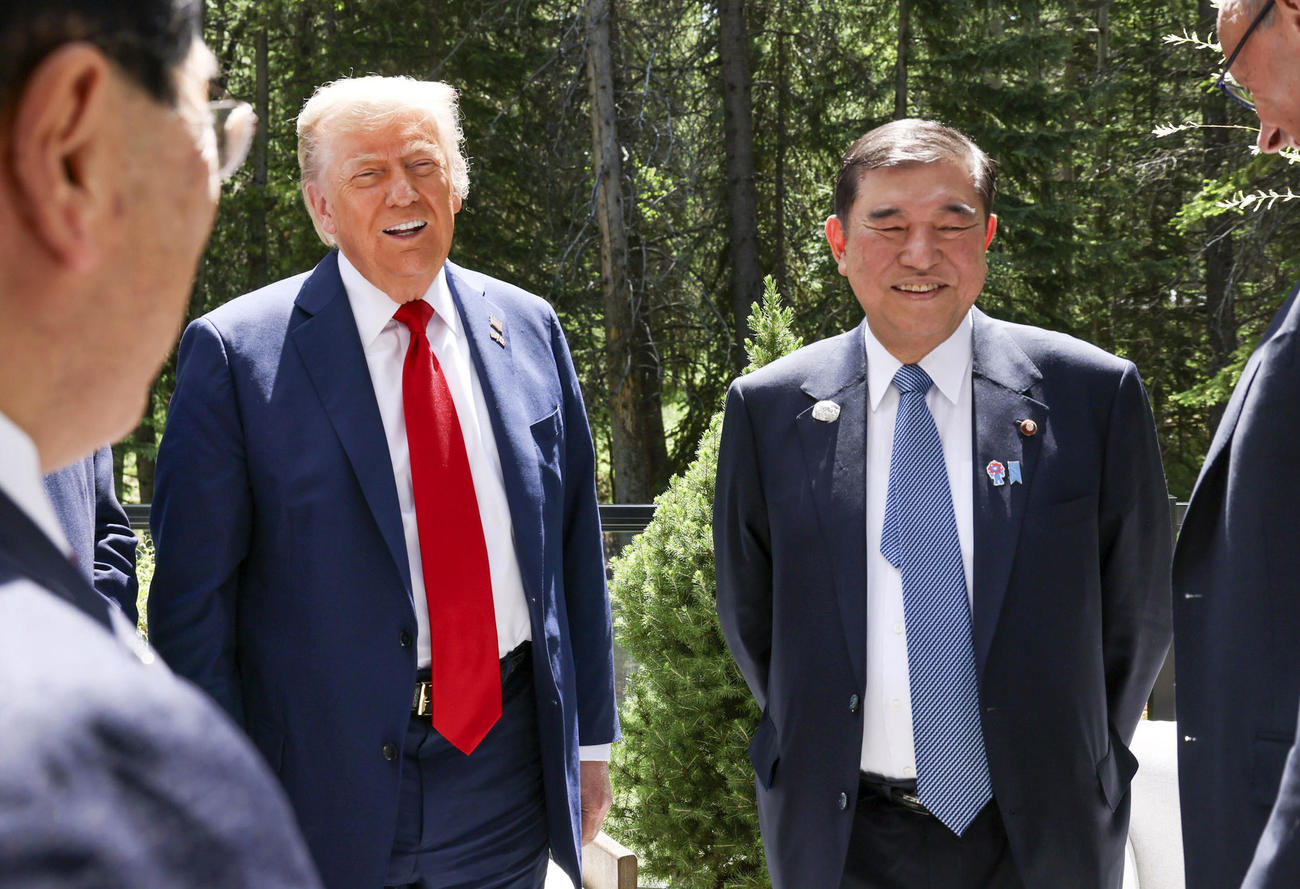 トランプ米大統領（左）と会談する石破首相＝16日、カナダ西部カナナスキス（内閣広報室提供・共同）