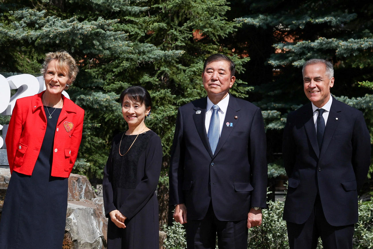 カナダのカーニー首相（右端）の出迎えを受け記念写真に納まる石破首相と佳子夫人（ロイター）