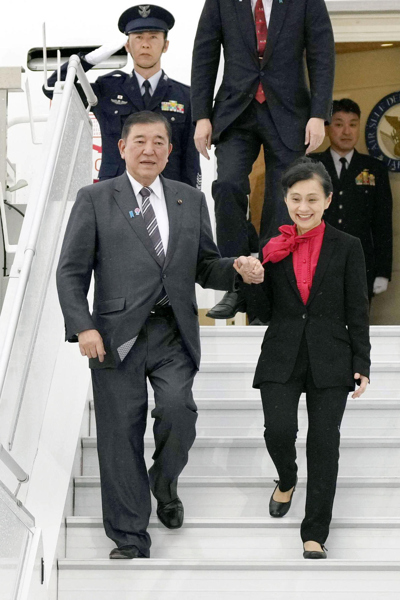G7サミット出席のため、カナダのカルガリー国際空港に到着した石破首相。右は妻の佳子さん（共同）