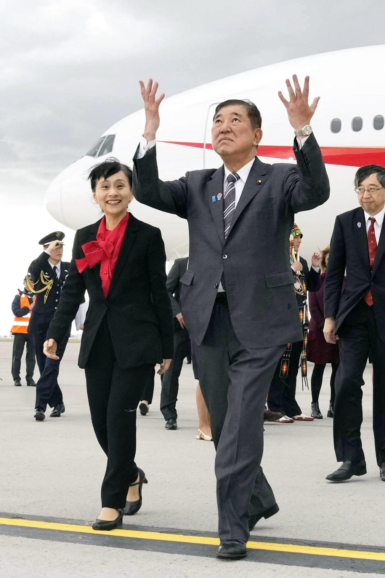 G7サミット出席のため、カナダのカルガリー国際空港に到着した石破首相。左は妻の佳子さん（共同）