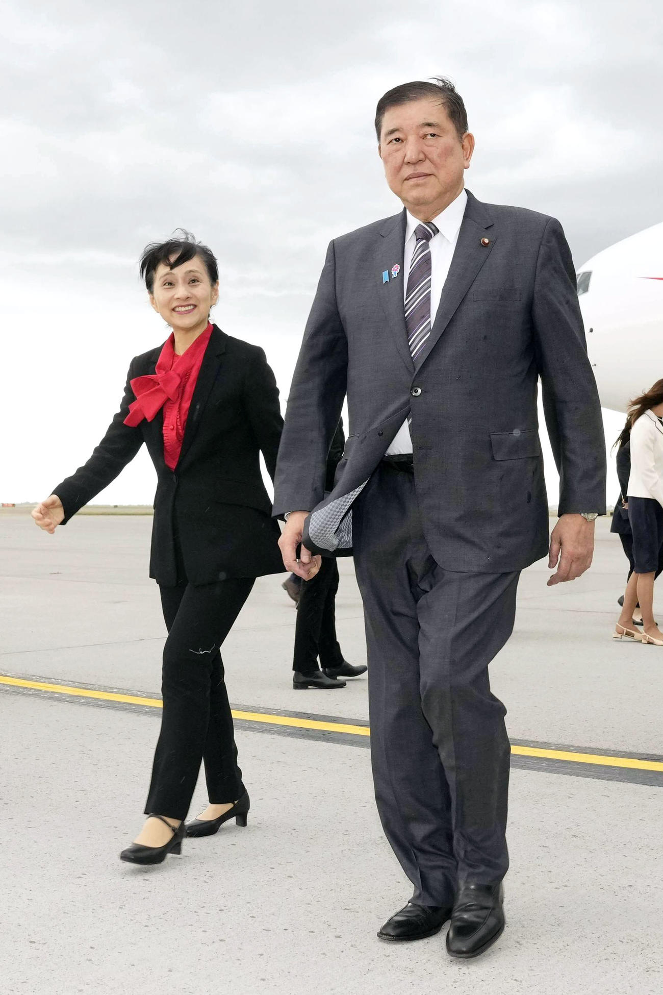 G7サミット出席のため、カナダのカルガリー国際空港に到着した石破首相。左は妻の佳子さん（共同）