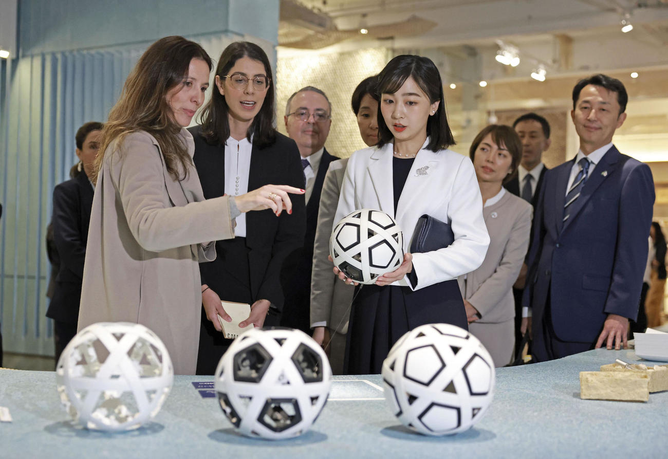 ジャパン・ハウスを視察される秋篠宮家の次女佳子さま（代表撮影・共同）