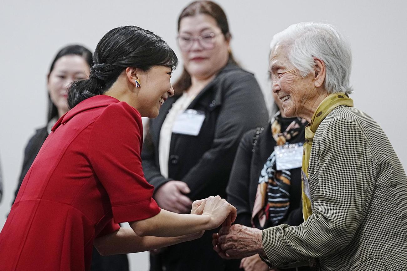 日系1世の中村締さん（右）と交流される秋篠宮家の次女佳子さま＝14日、ブラジル・フォスドイグアス（共同）