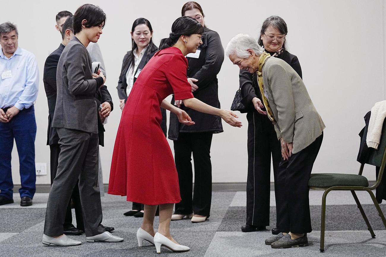 日系1世の中村締さん（右端）と交流される秋篠宮家の次女佳子さま＝14日、ブラジル・フォスドイグアス（共同）