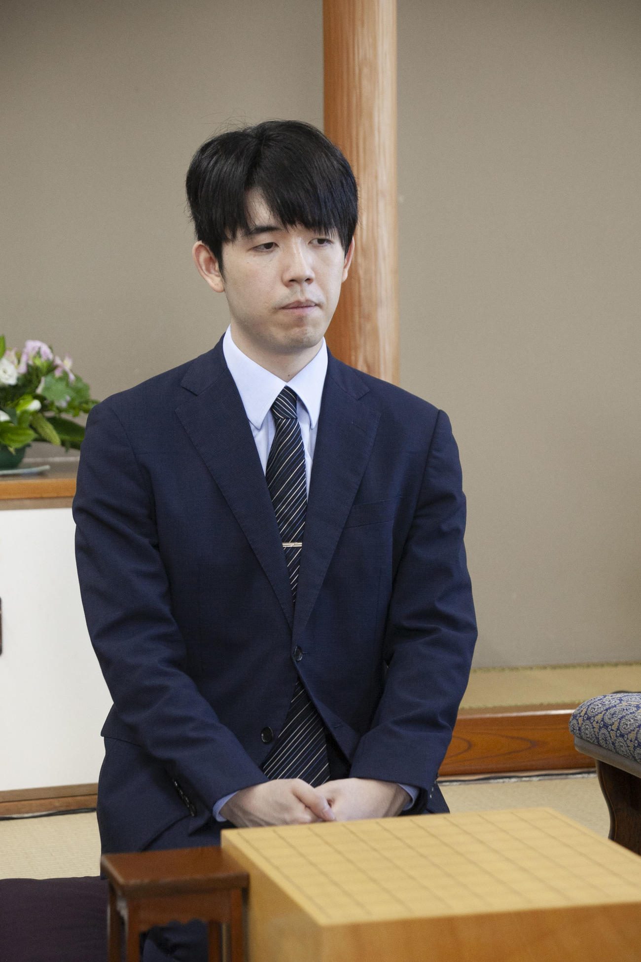 前日検分を行った藤井聡太棋聖（日本将棋連盟提供）