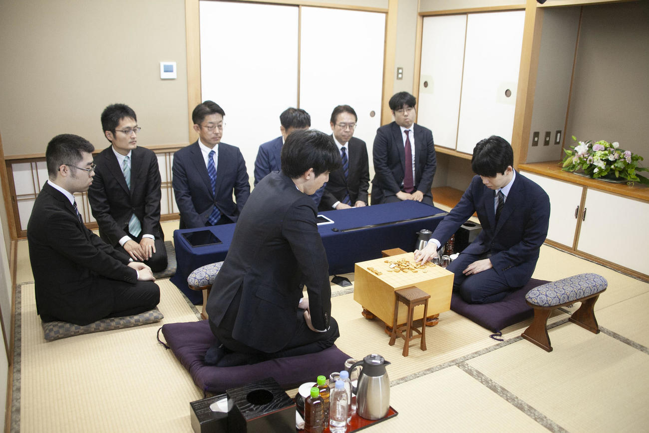 前日検分を行った杉本和陽六段（左）藤井聡太棋聖（日本将棋連盟提供）