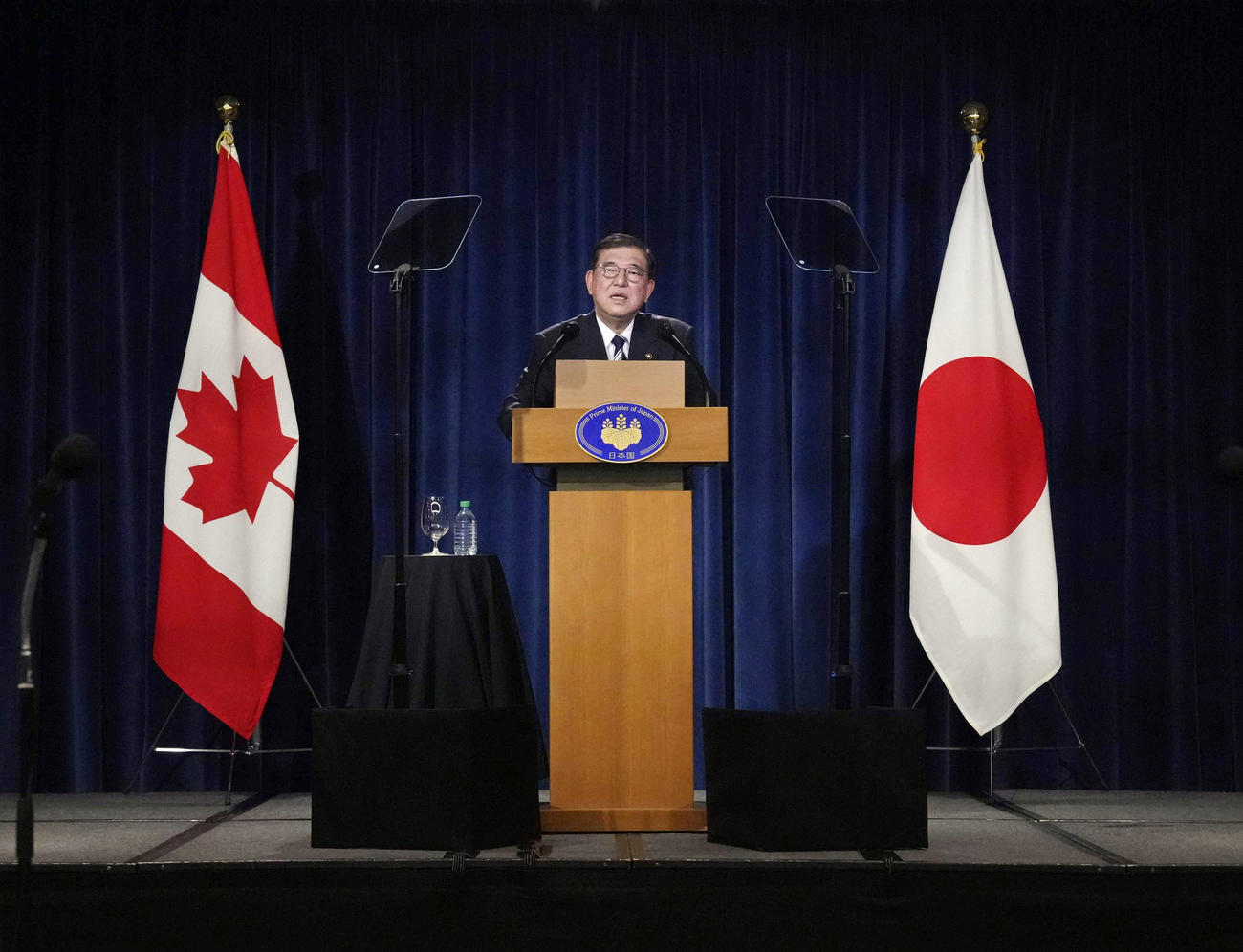 G7サミットへの出席を終え、記者会見する石破首相（共同）
